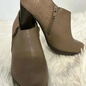 Size 6. Whitemt.‎ Shoes. Great preowned condition.